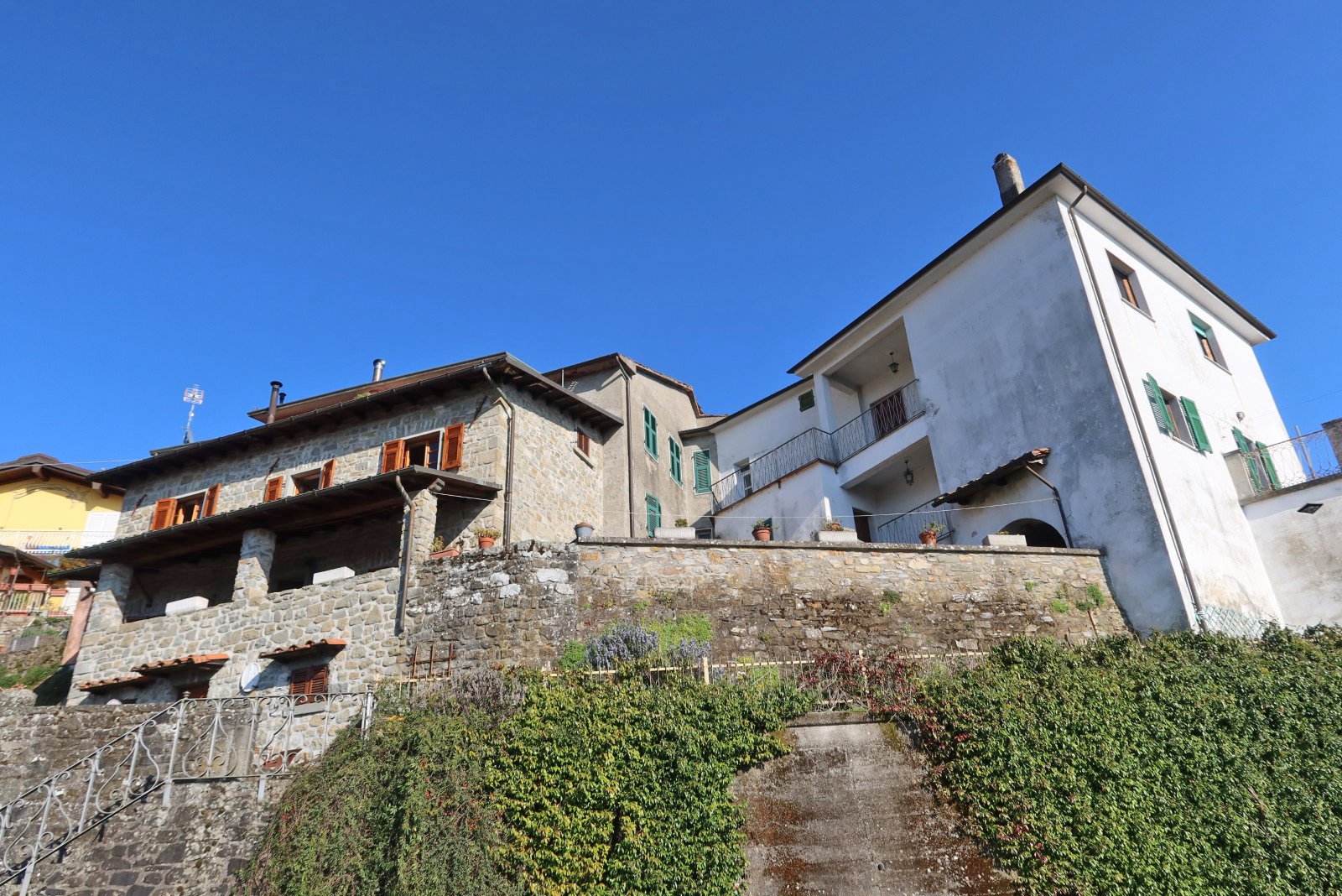 Complesso immobiliare in pietra