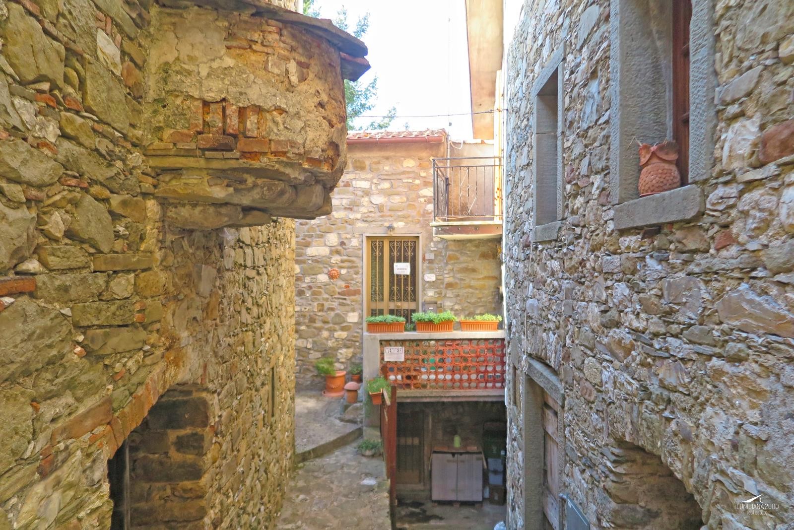 Casa terra-tetto in pietra ristrutturata