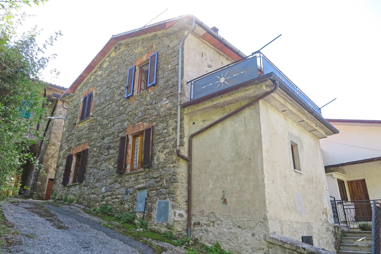 Casa in pietra libera su tre lati