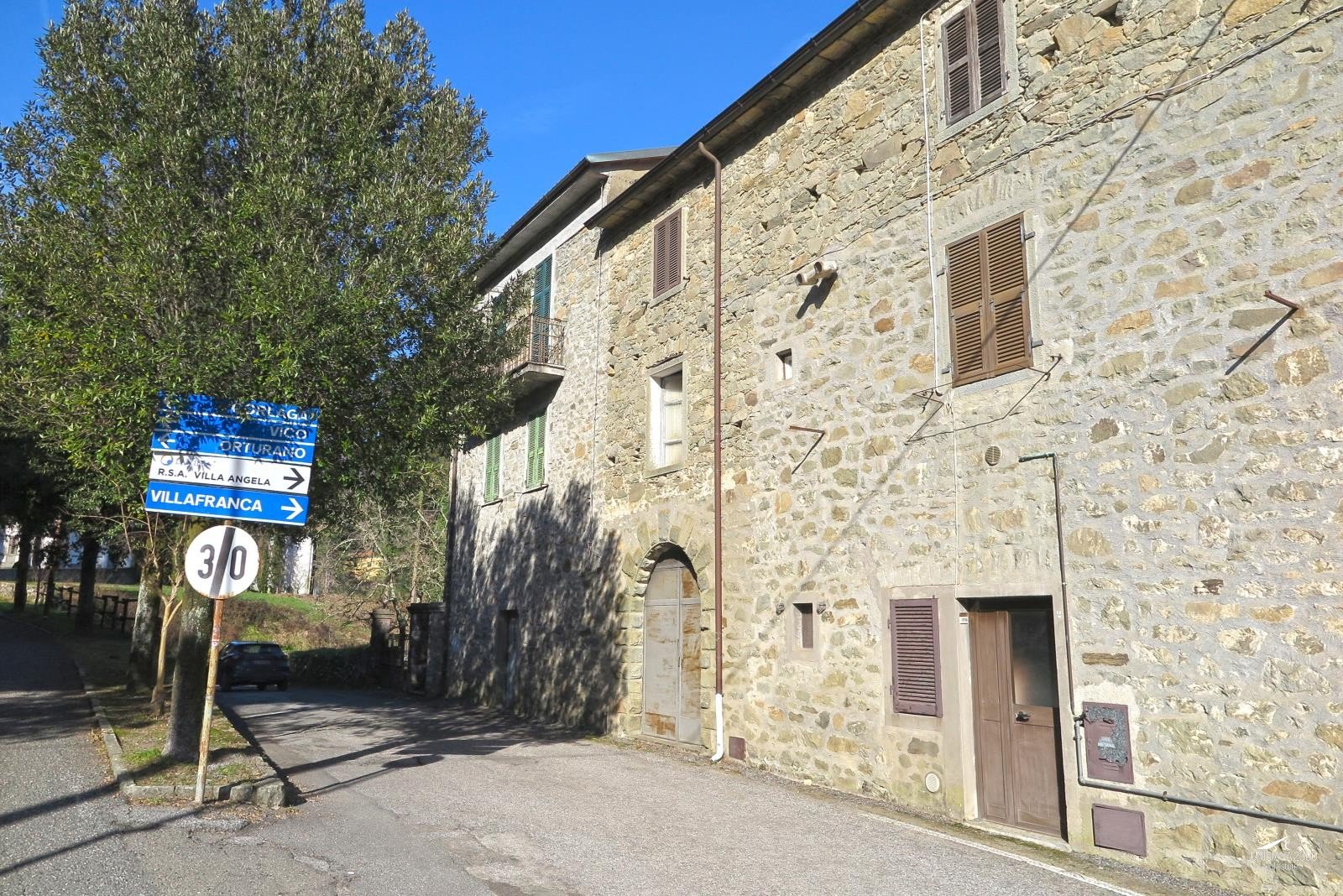 Casa in pietra libera su tre lati