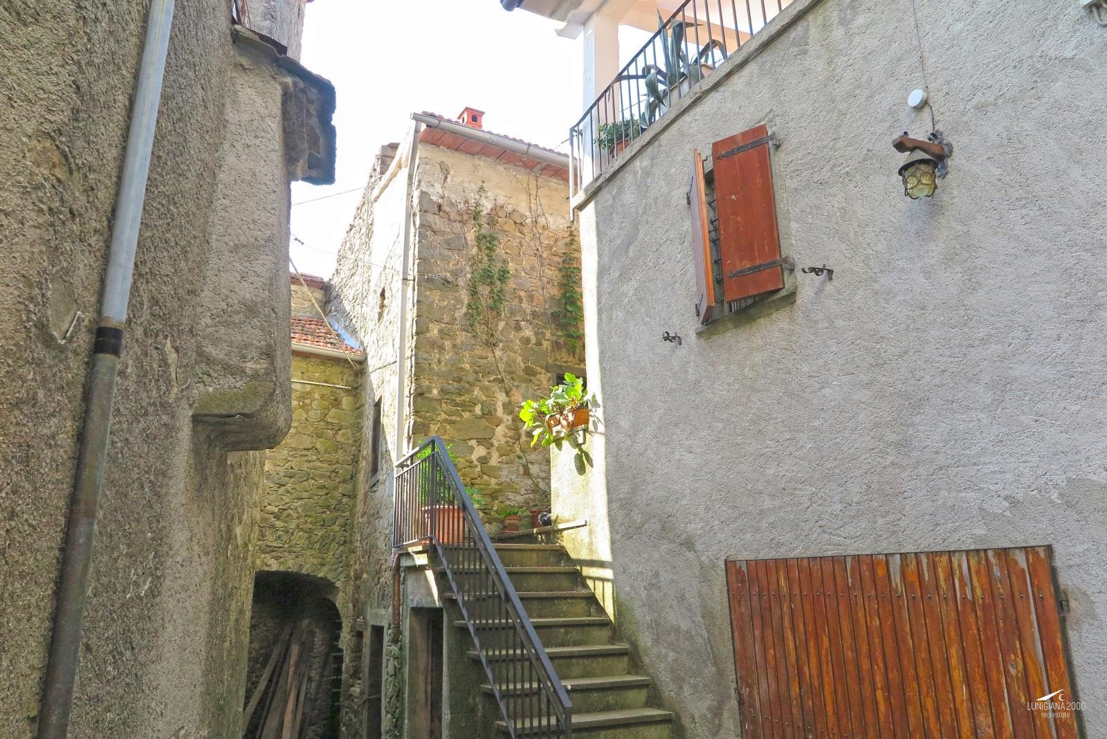 Due case in pietra da ristrutturare