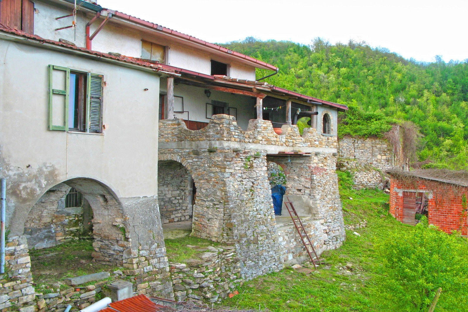 Antico casale in pietra