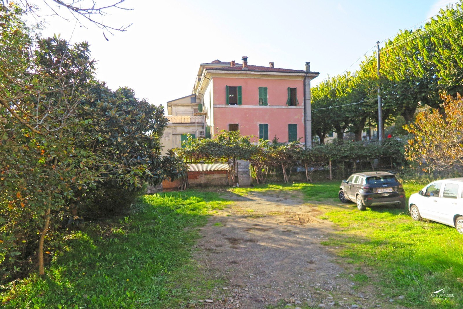 Casa libera su tre lati