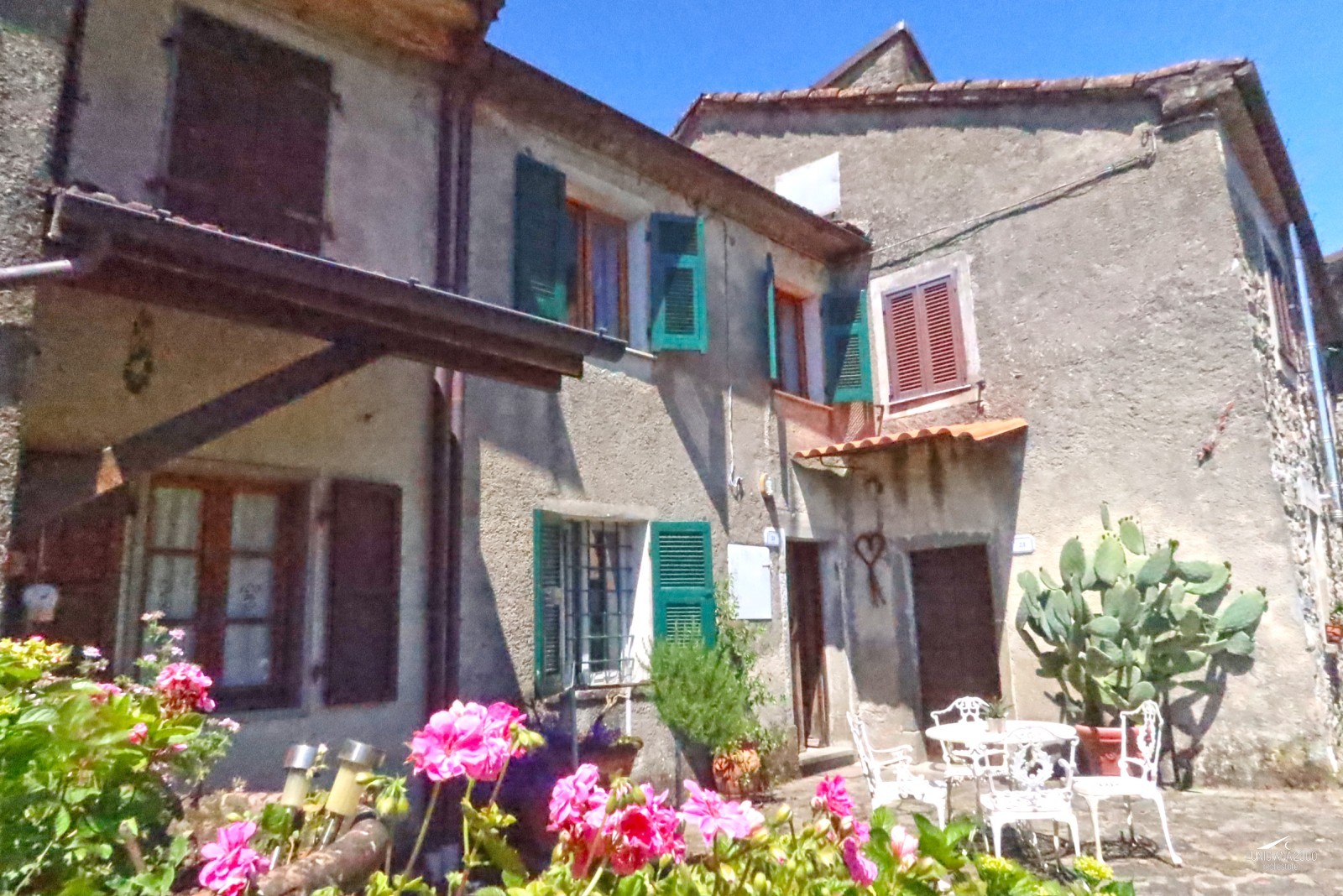Casa in pietra terra-tetto