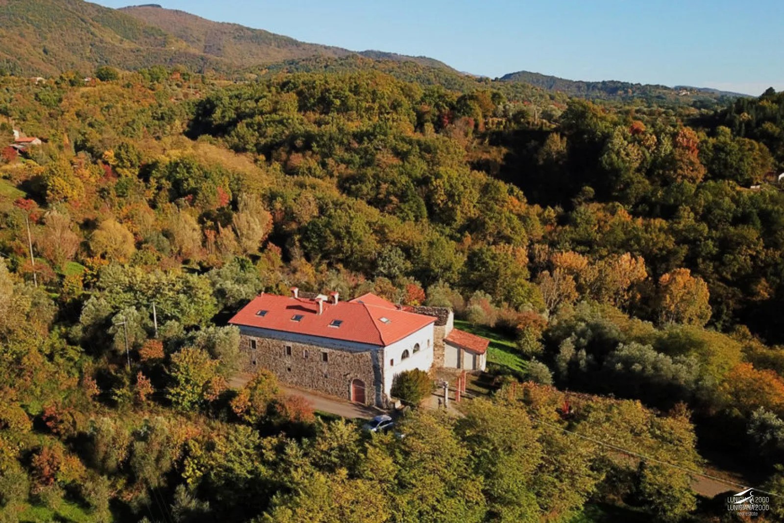 Antico casale in pietra con terreno circostante di 14 ha.