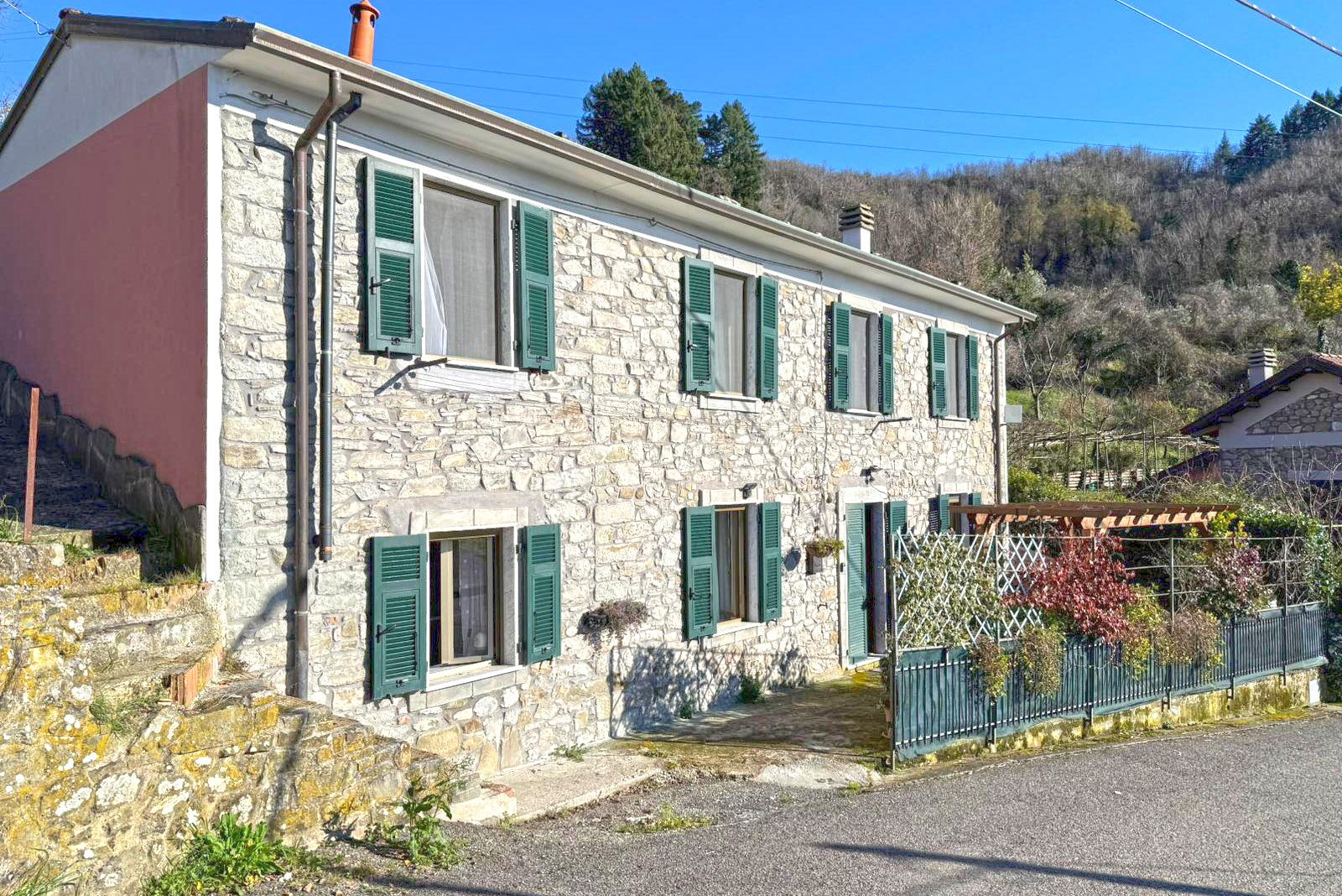 Casa indipendente con corte e terreno