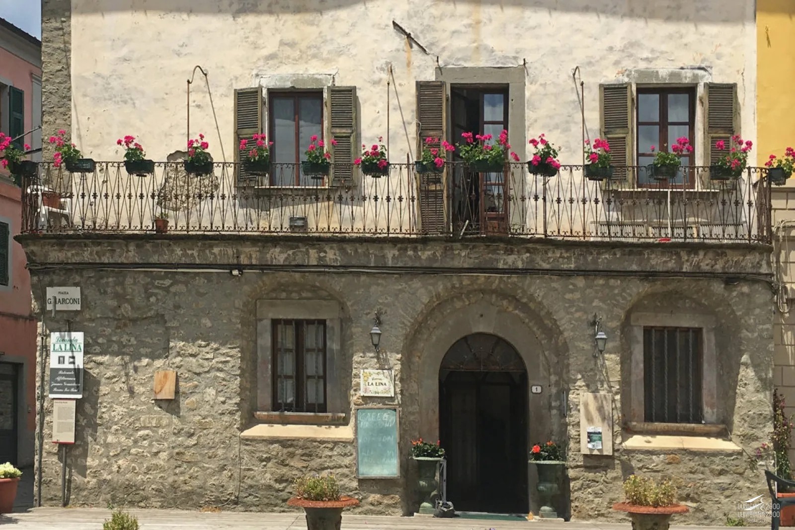 Antico palazzo nobiliare in stile liberty al centro di un caratteristico borgo