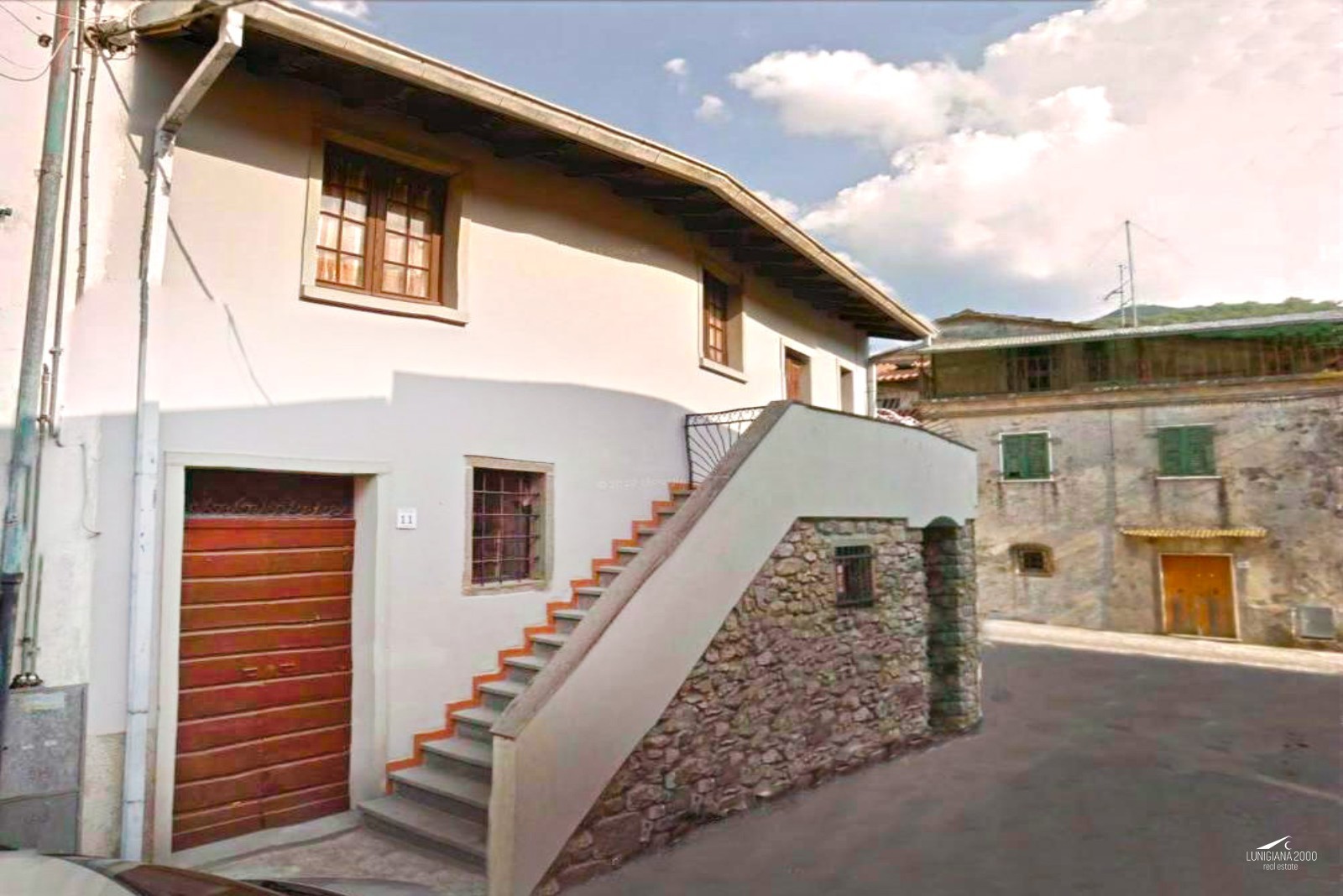 Casa terra-tetto completamente arredata.