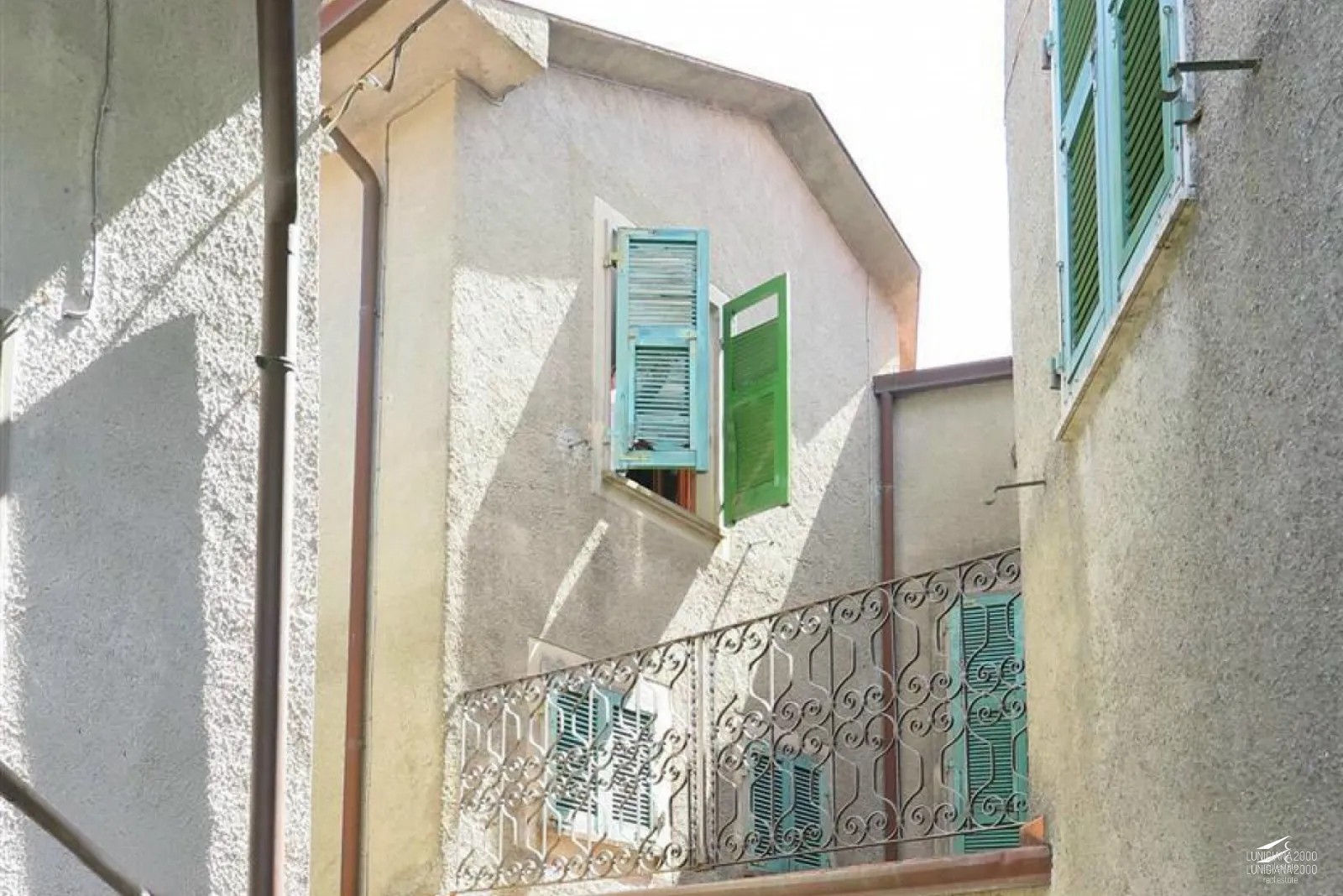 Casa nel borgo con terrazza e terreno