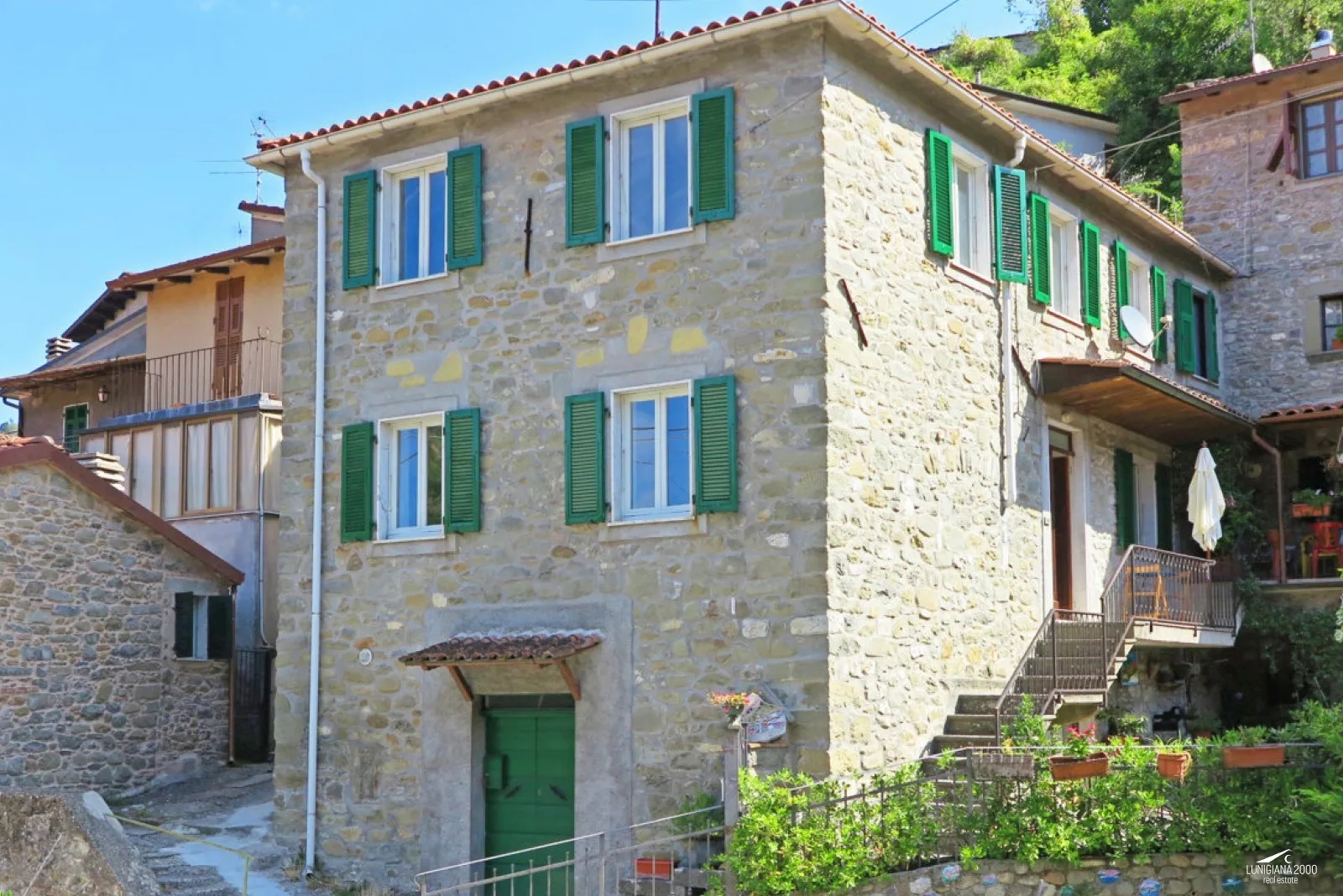 Caratteristica casa in pietra libera su tre lati con terrazza