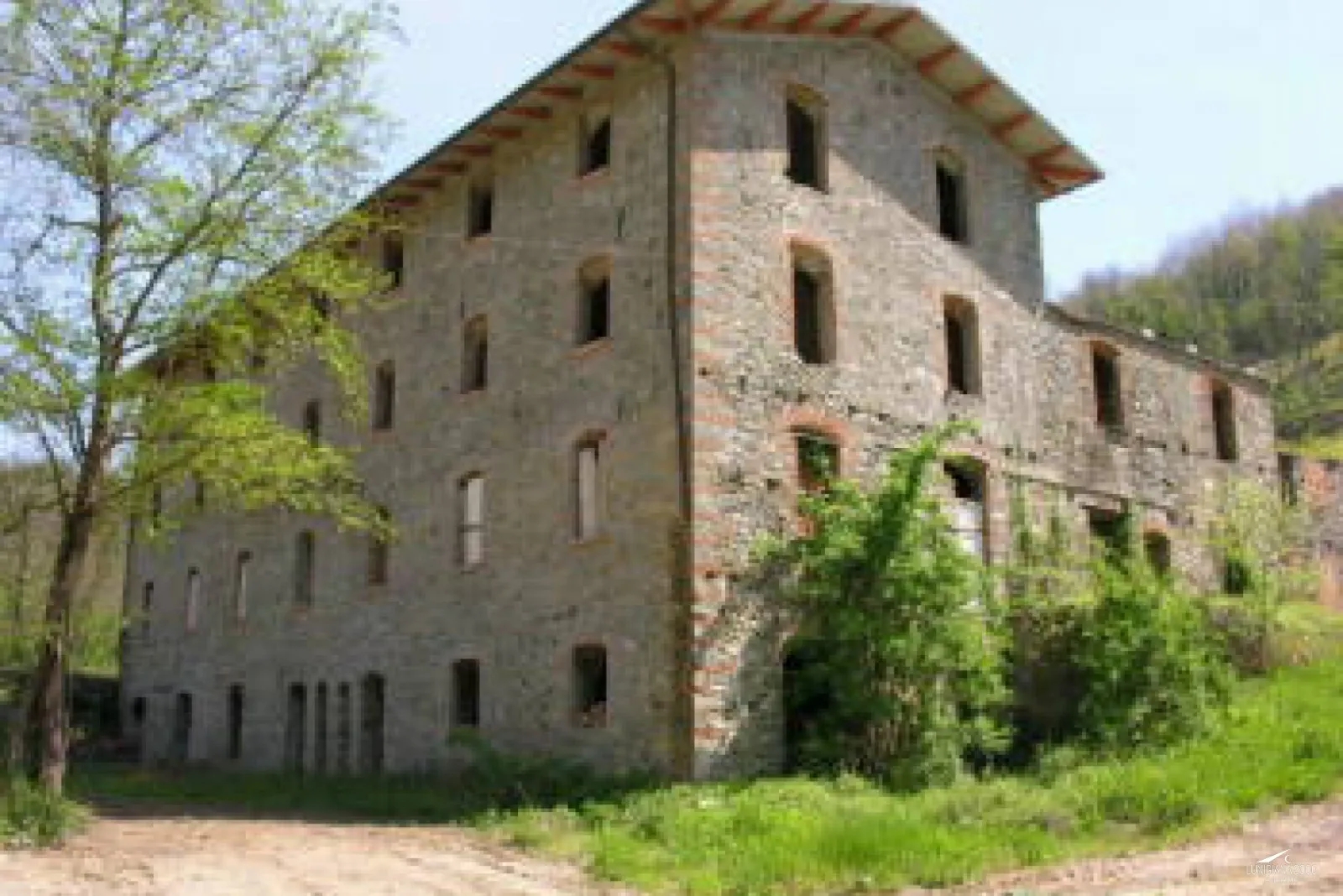 Antico e grande mulino in pietra con terreno da ristrutturare
