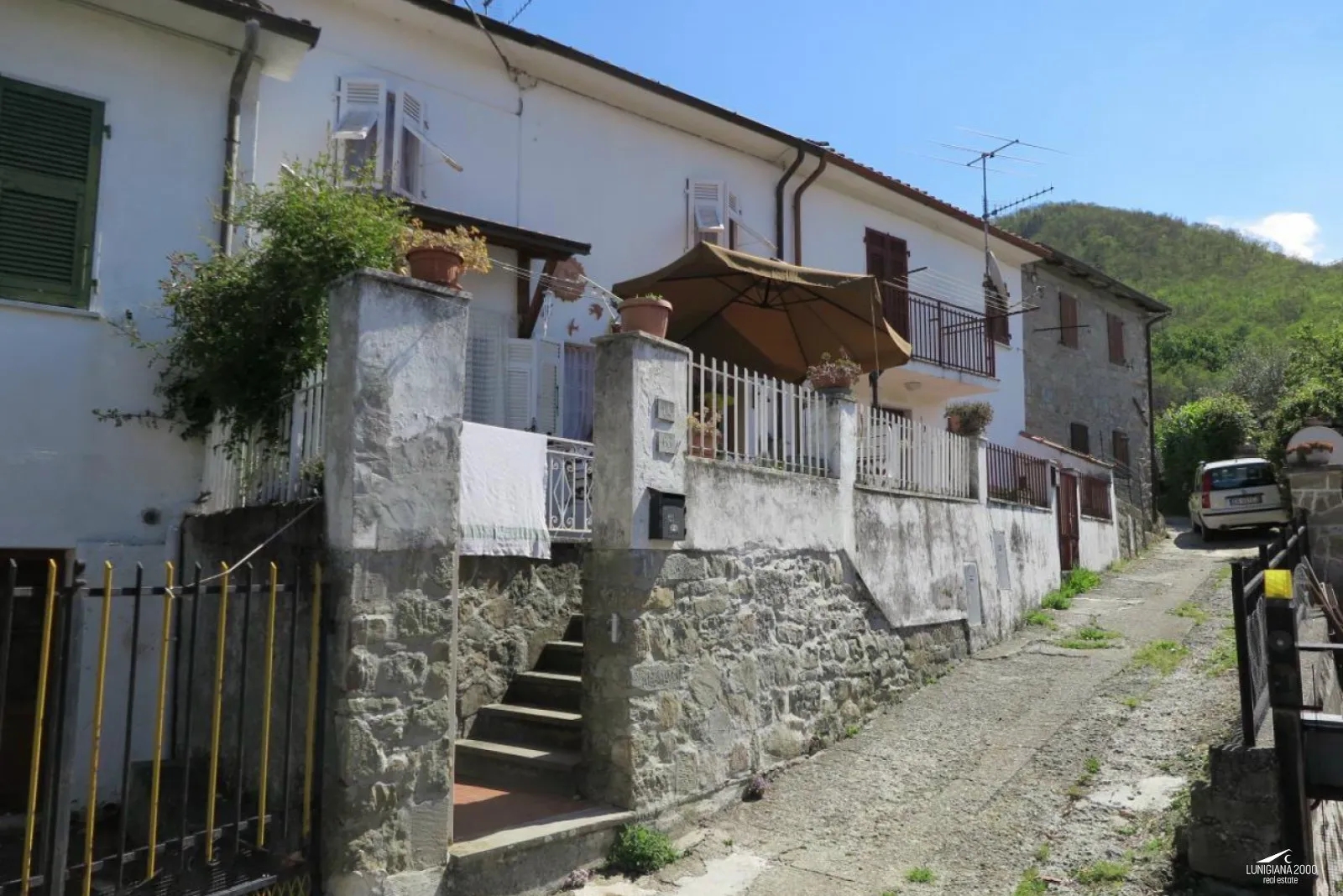 Graziosa casa terra-tetto con bella terrazza