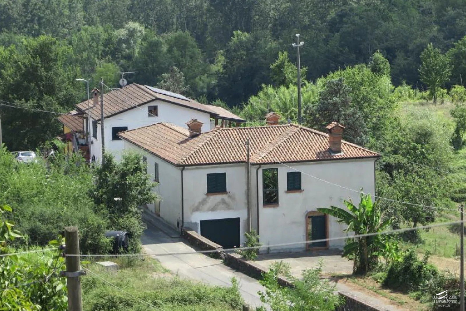 Villa indipendente con grande terrazza e laghetto.