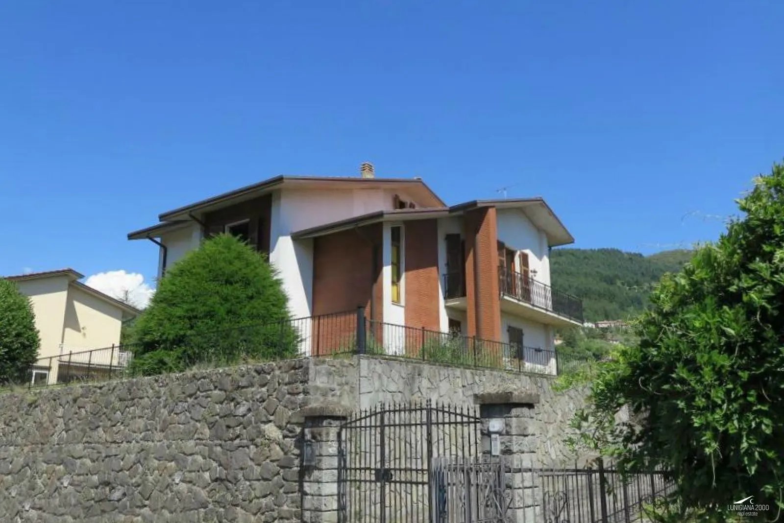 Appartamento in villa bifamiliare con grande terrazza