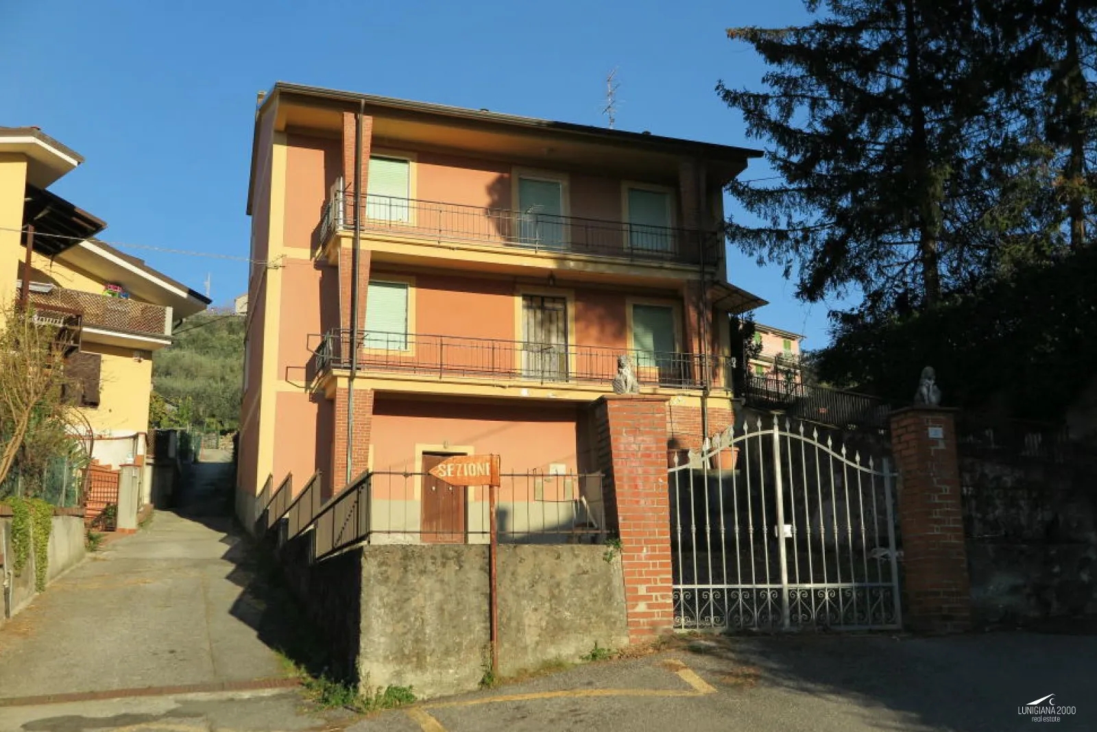 Villa bifamiliare con corte e terreno
