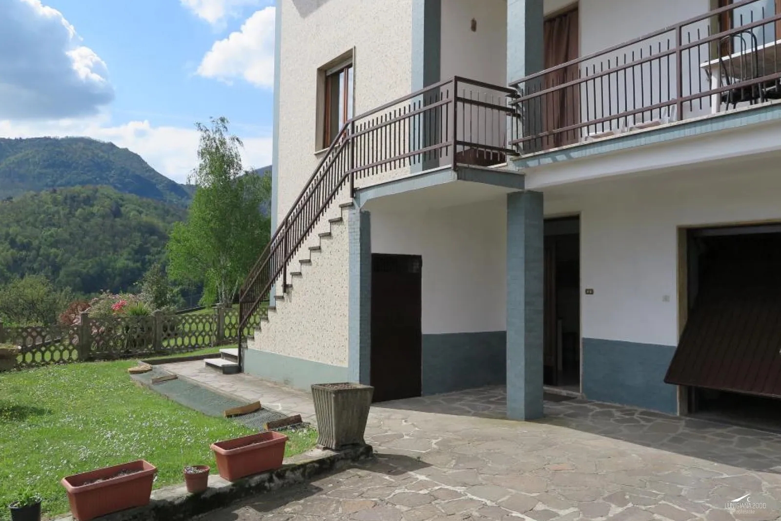 Appartamento al piano terre in villa trifamiliare con posto auto.