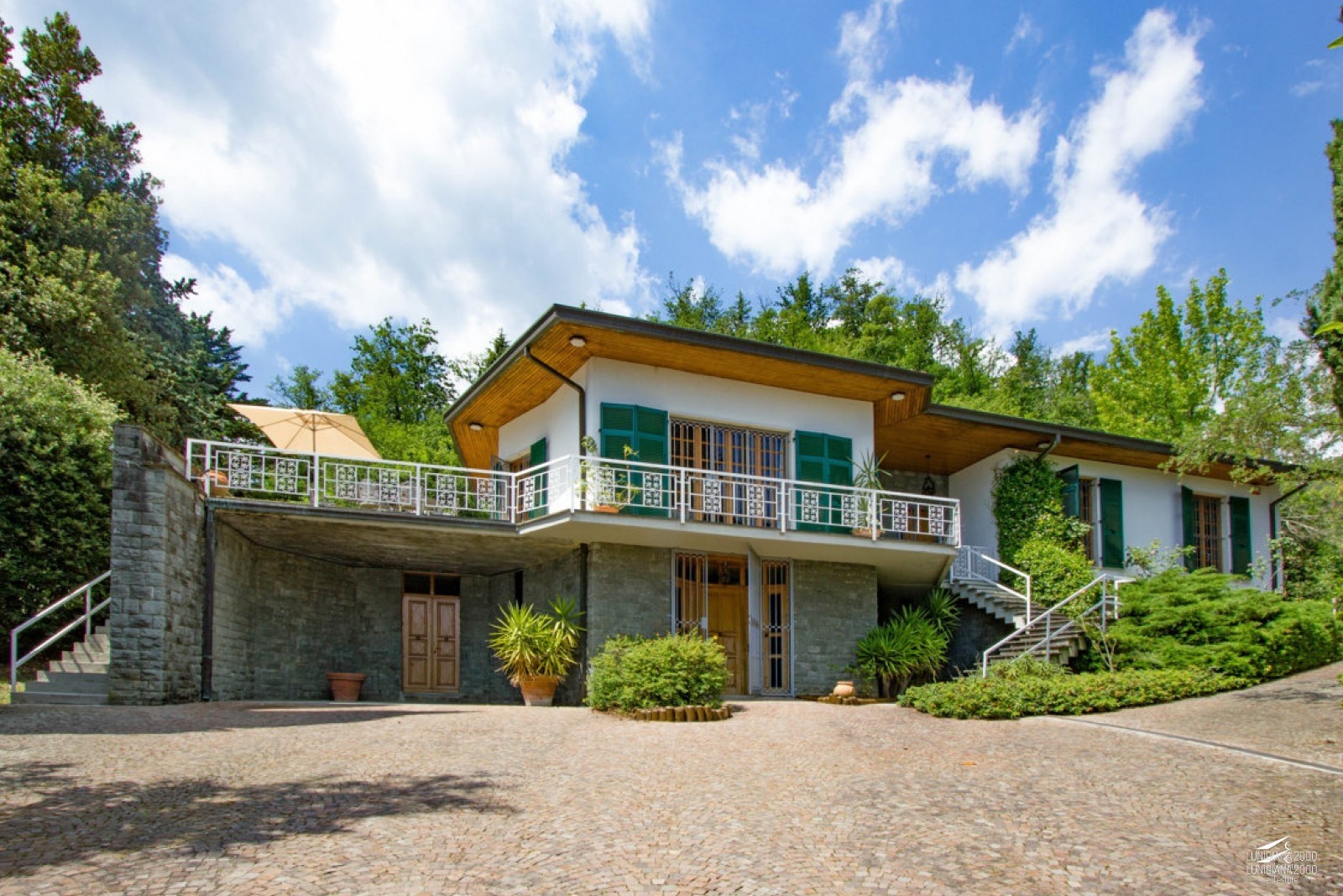 Villa immersa nel verde