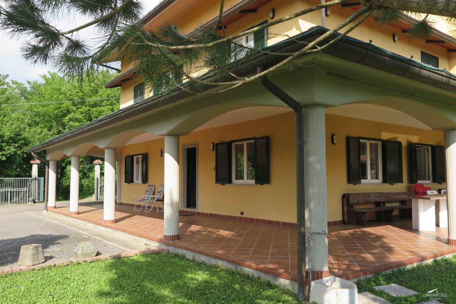 Villa immersa nel verde