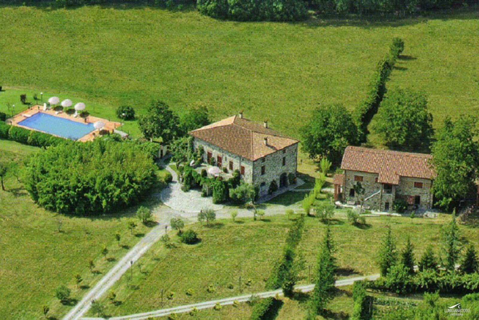 Due casali in pietra ristrutturati con parco privato e piscina