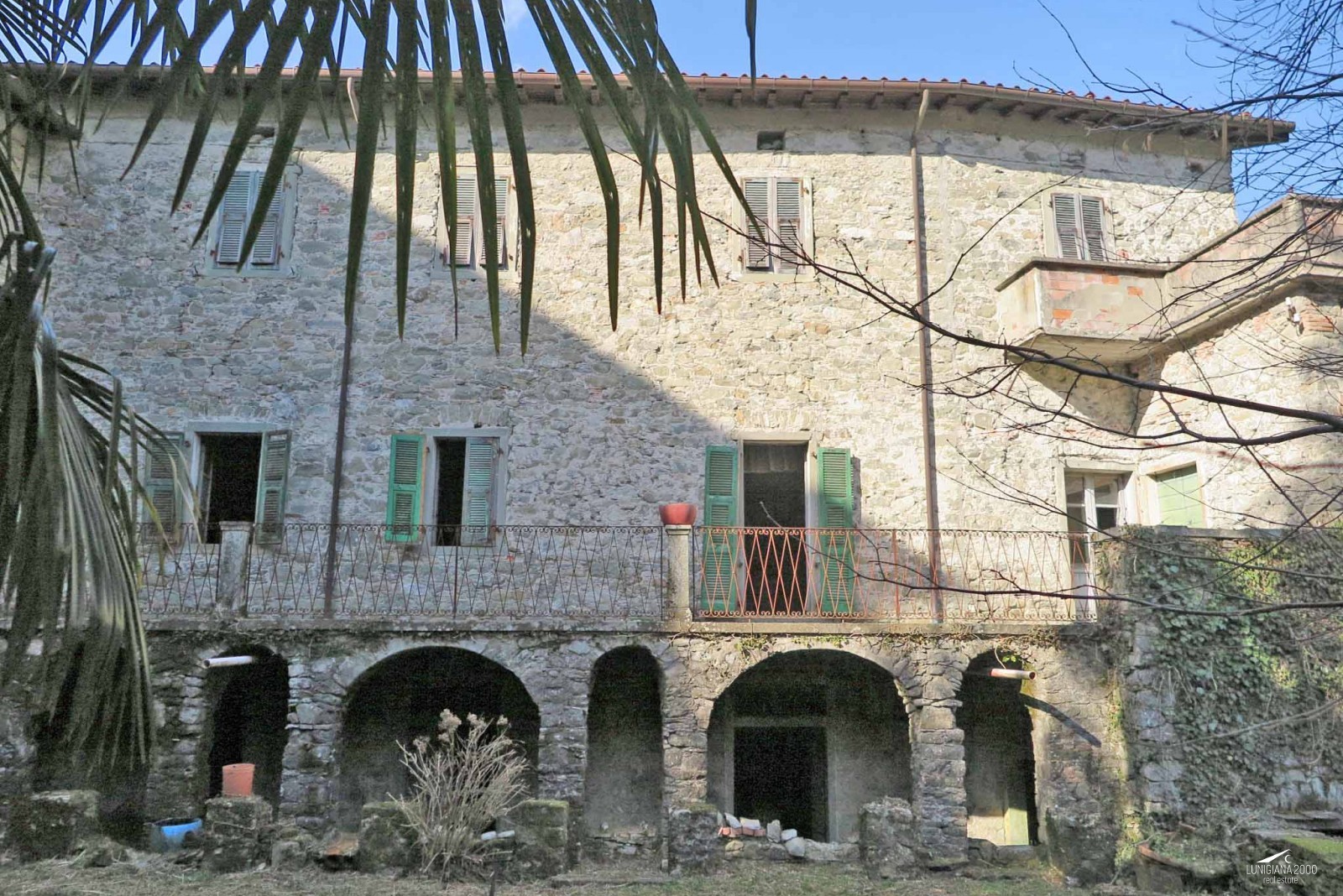 Antico casale in pietra con giardino in posizione suggestiva