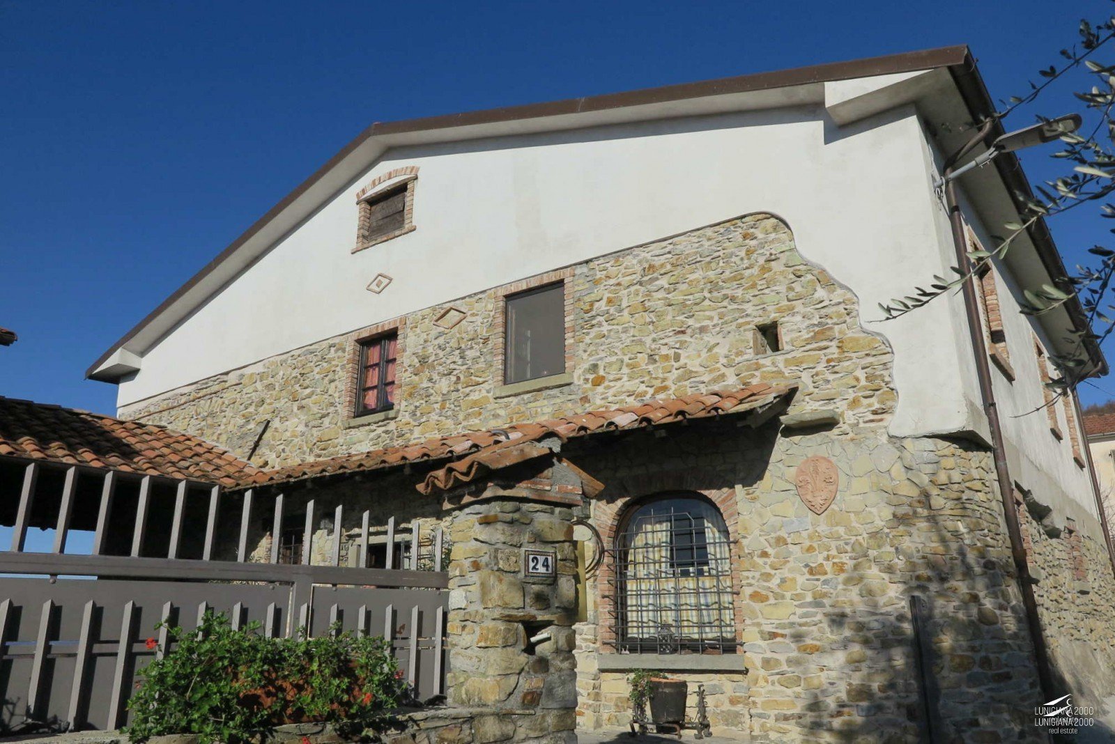 Caratteristica casa in pietra ben ristrutturata