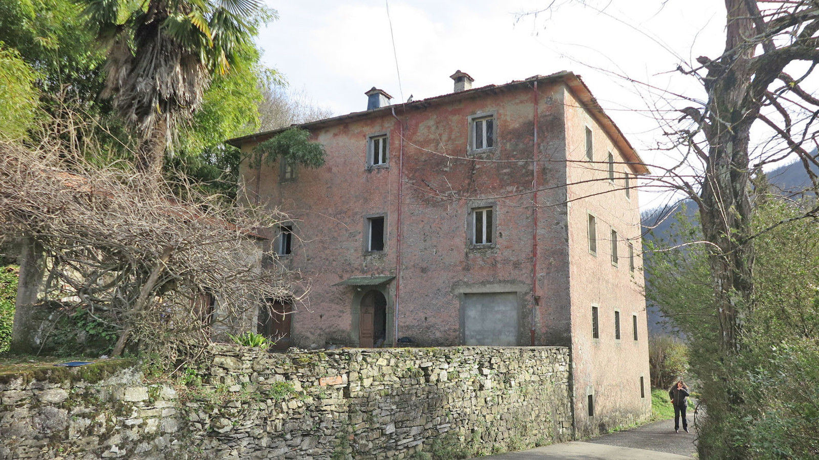 Caratteristico casale in pietra da ristrutturare