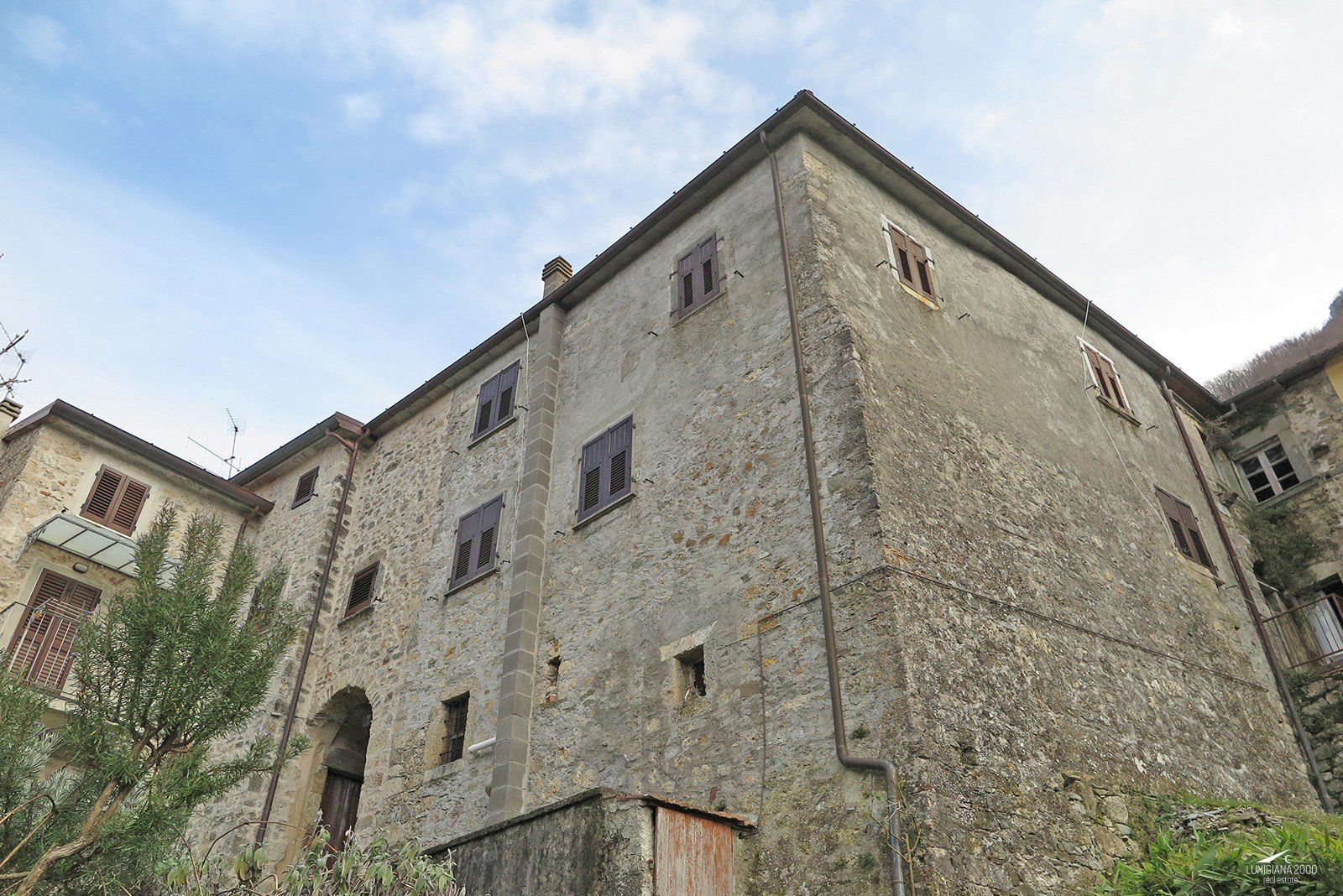 Casa in pietra libera su tre lati con giardino