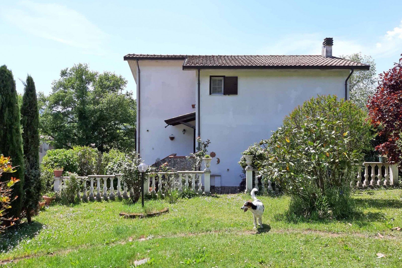 Villa con giardino circostante