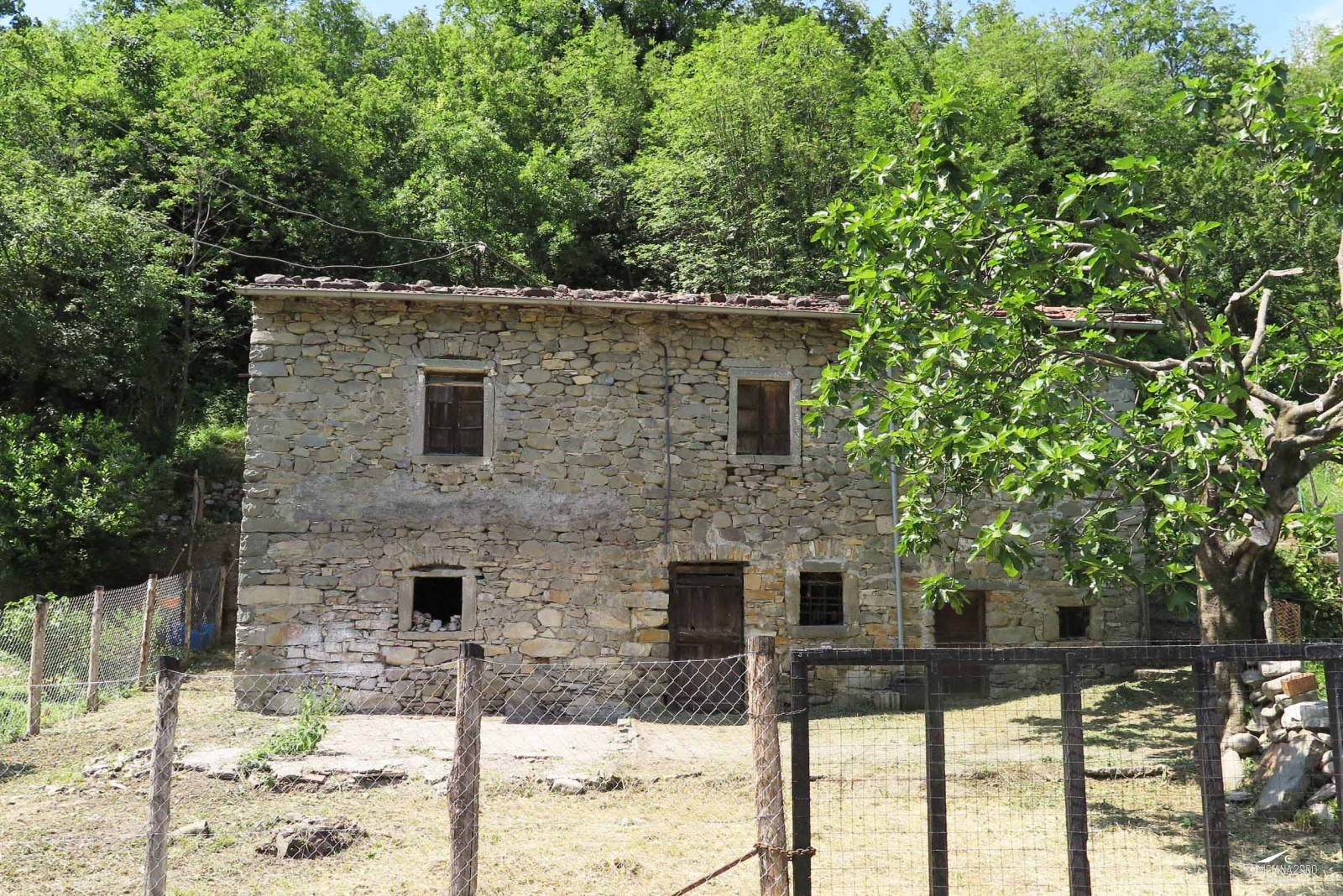 Rustico in pietra da ristrutturare